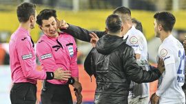 Hakem Halil Umut Meler hastaneye kaldırıldı